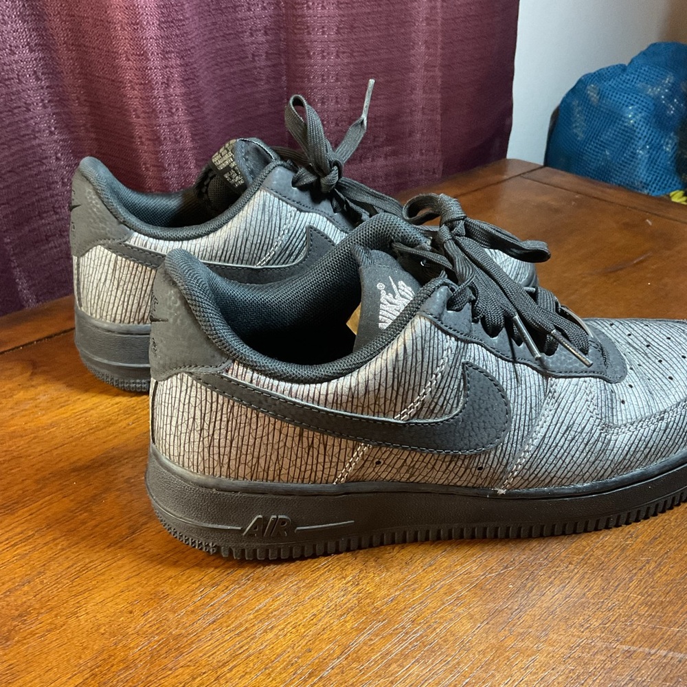 Nike Women's Black and Gray Patterned Sneakers